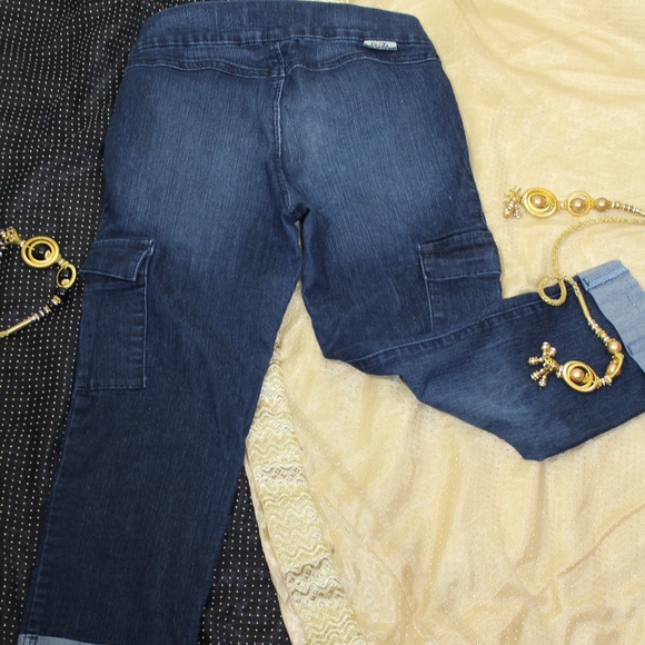 17/21 Stretchy Capris. - Picture 4 of 4